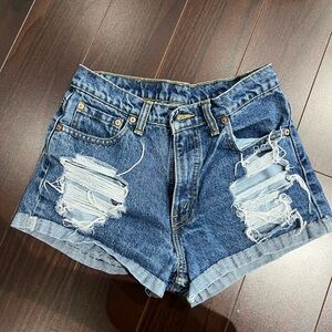 US4 25-26” custom distressed vintage levi’s 550 jean shorts dark wash denim
